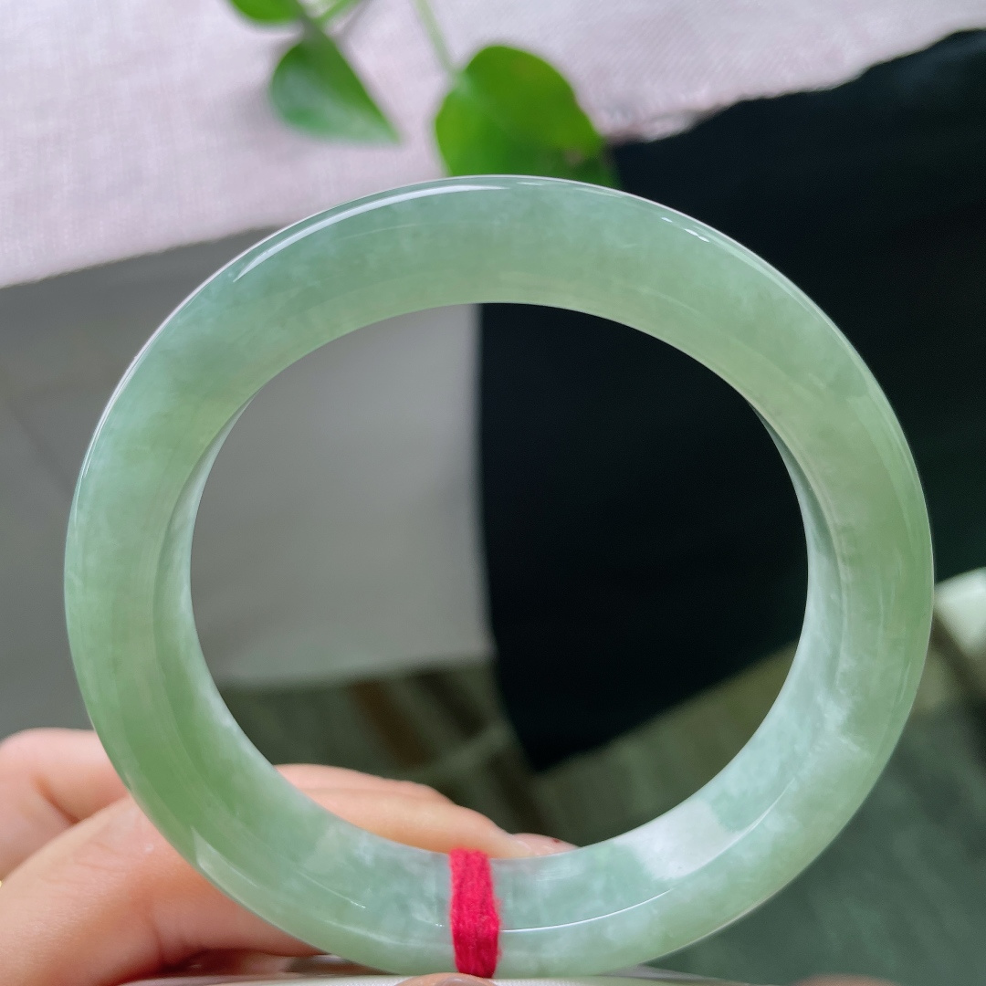 58.2/12.4/9.1，绿底正圈，无裂，腕间一捧清湖碧色，温润晴绿悠然舒展，自带清风拂面的恬淡意