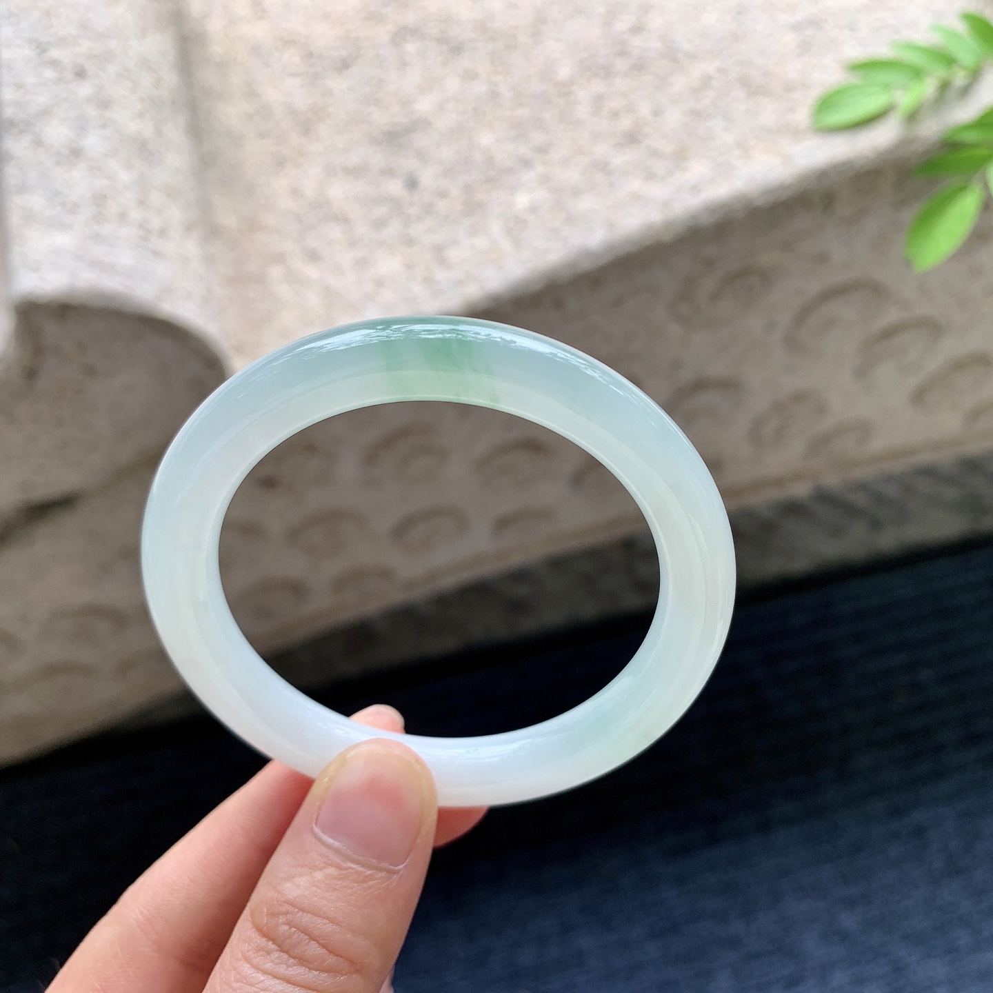 圆条51 52，圈口52.1/8.5/8.4，编码AD073150，糯冰飘绿，种老，细腻，打灯有棉线