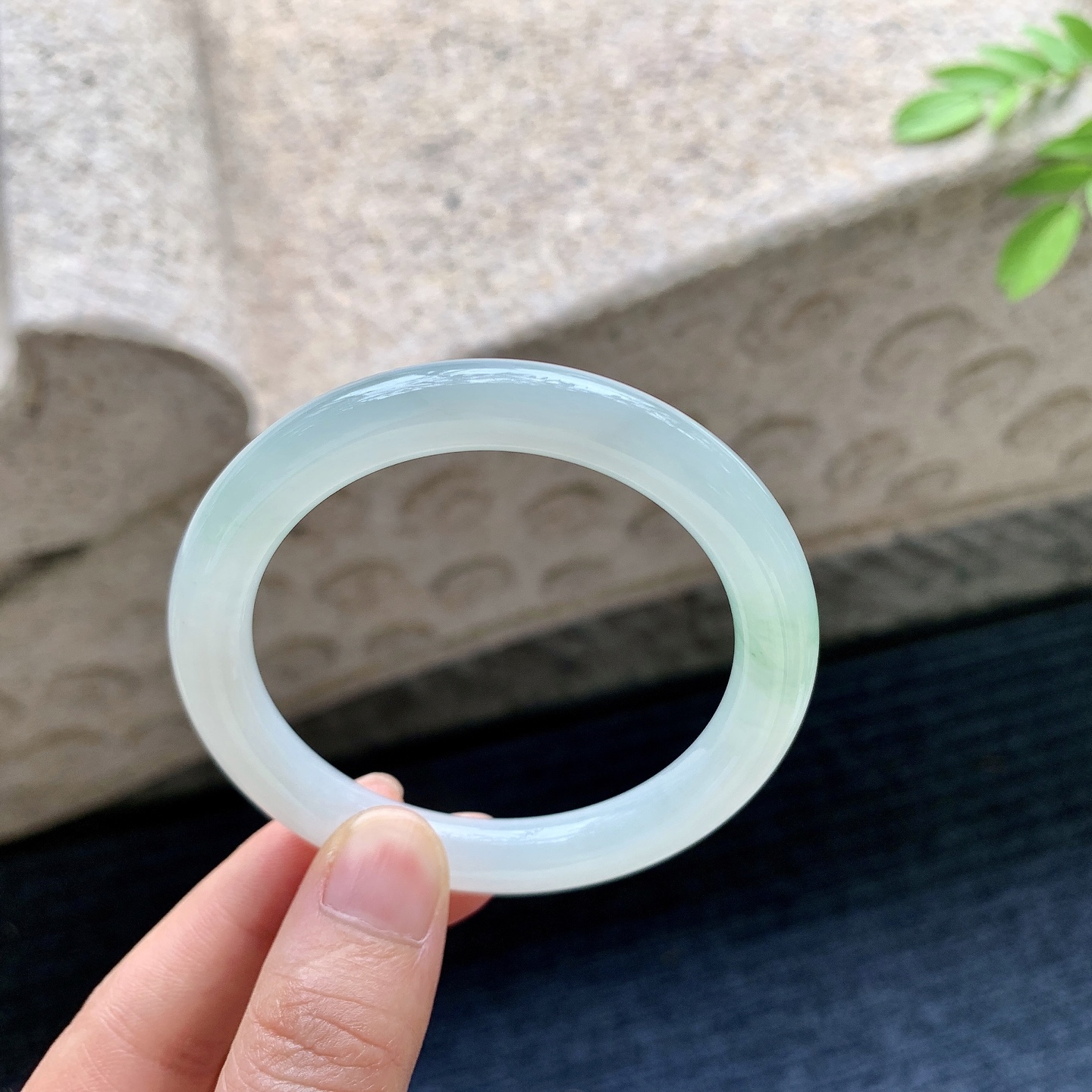 圆条51 52，圈口52.1/8.5/8.4，编码AD073150，糯冰飘绿，种老，细腻，打灯有棉线