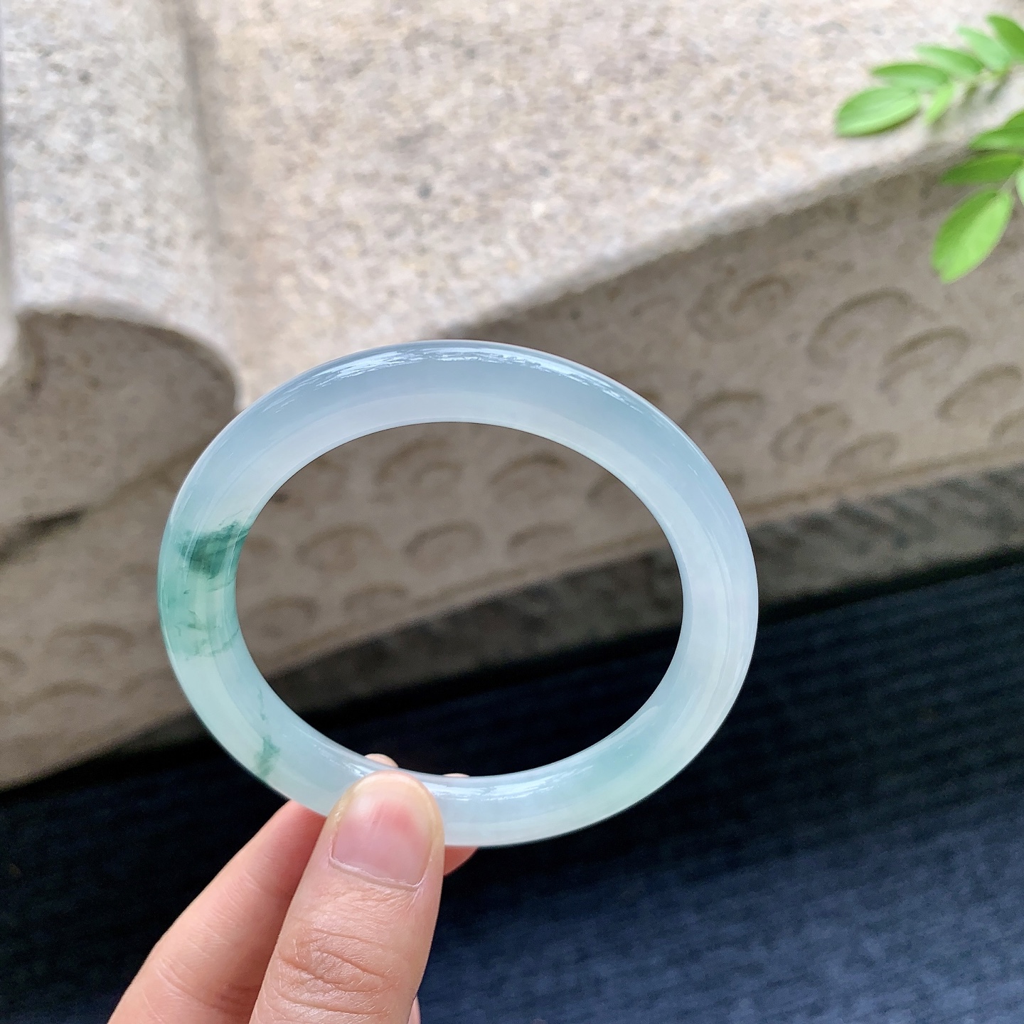 圆条55 56，圈口56.8/9.2/9.3，编码AD073113，描述：冰糯飘花，清透，水润，种老，细腻，无裂。