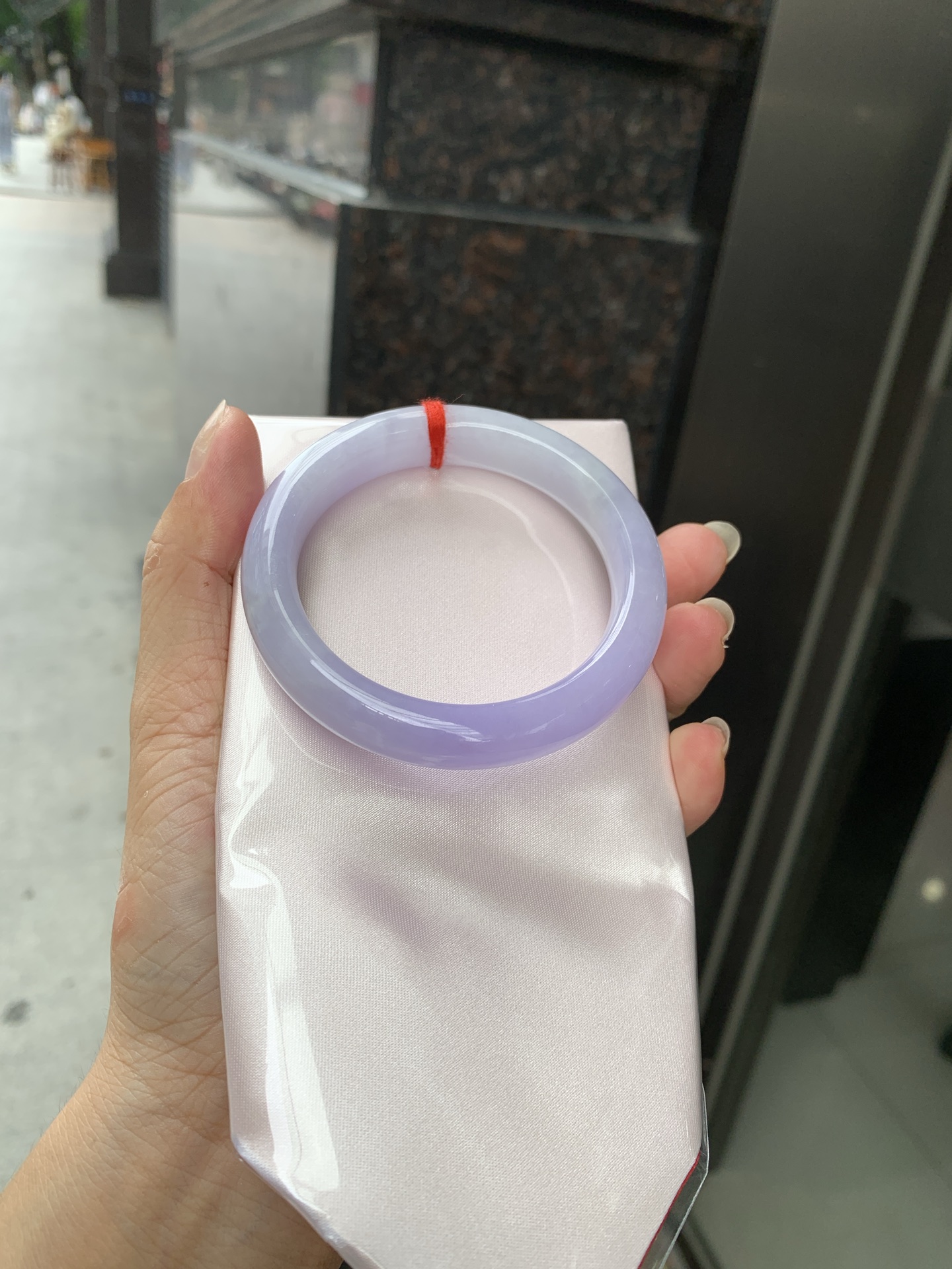正圈，打灯棉絮，底妆水润，吸睛抢眼，浪漫迷人，仙气飘飘，优雅高贵显气质，感满满，底色均匀不失色，不同光线不一样视觉感受