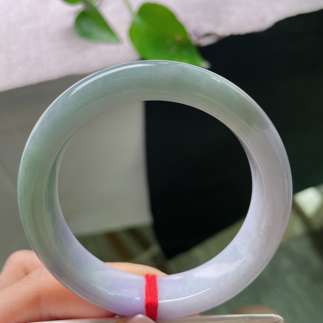54/13.5/9.5，春彩正圈，皮纹，紫韵悠然，底色温润，腕间一缕春紫，柔韵天成，一镯揽尽春日温柔。ss55247a
