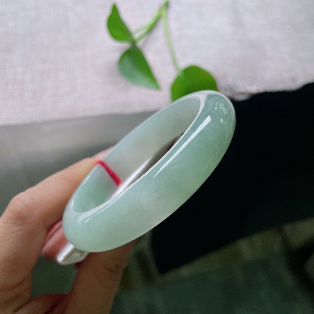 56/13.2/8.2，淡绿底正圈，清浅伊人，干净，种老，佩戴优雅永不过时，一点皮纹，55263a
