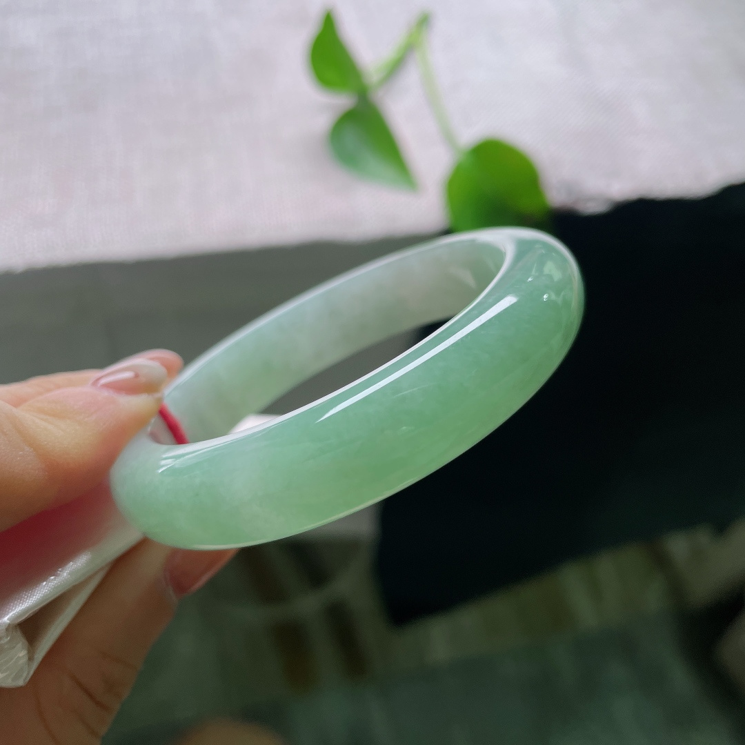 54.2/12.9/8.5，晴底正圈，晶体纹，满圈淡雅晴绿色调，水润通透，素圈简约大方，佩戴清爽舒适，四季百搭。ss ss55267a