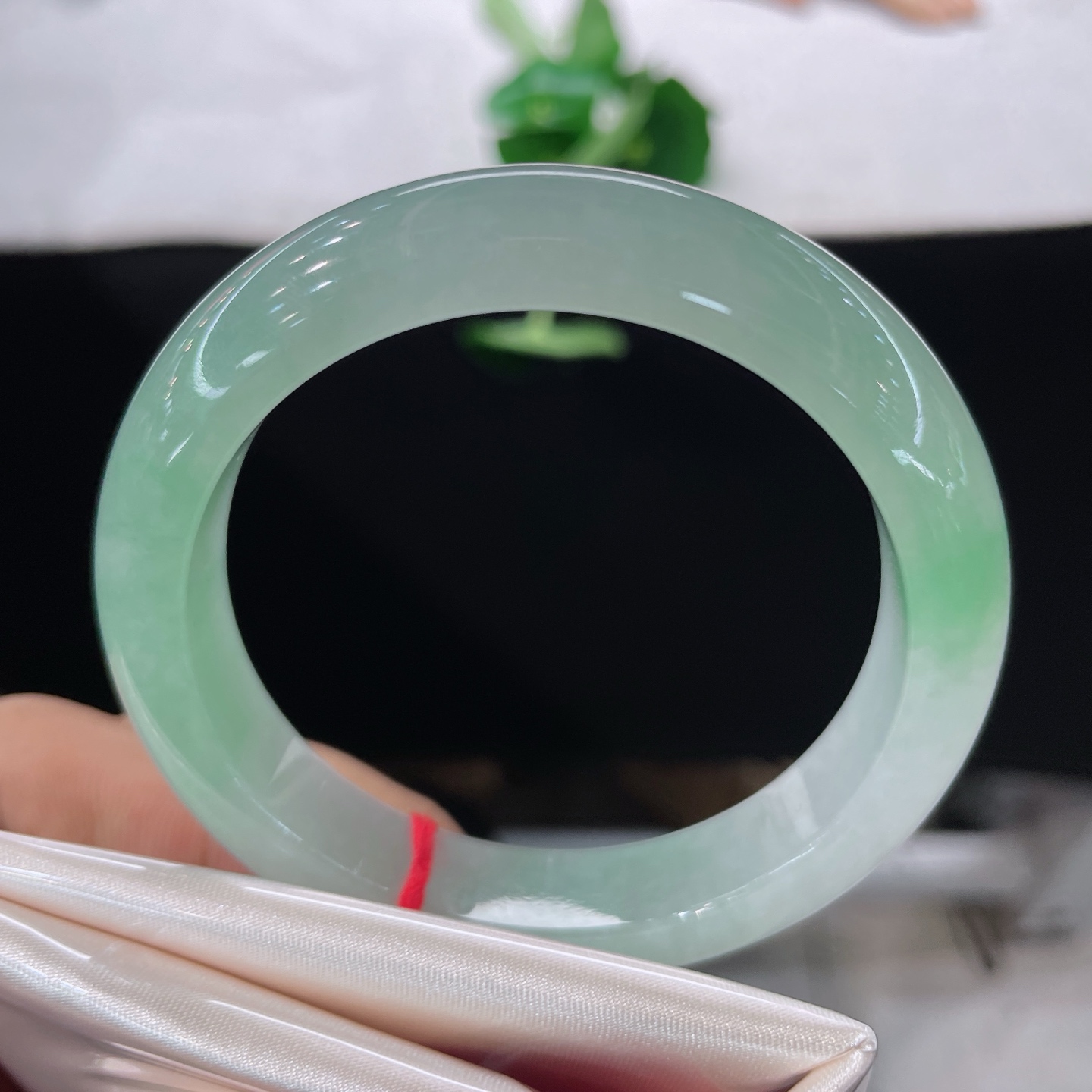 圈口54.5/11.8/8.5，晴底正圈，54/55可戴，仿若平湖凝翠，质地澄澈。清浅湖绿萦绕。无裂