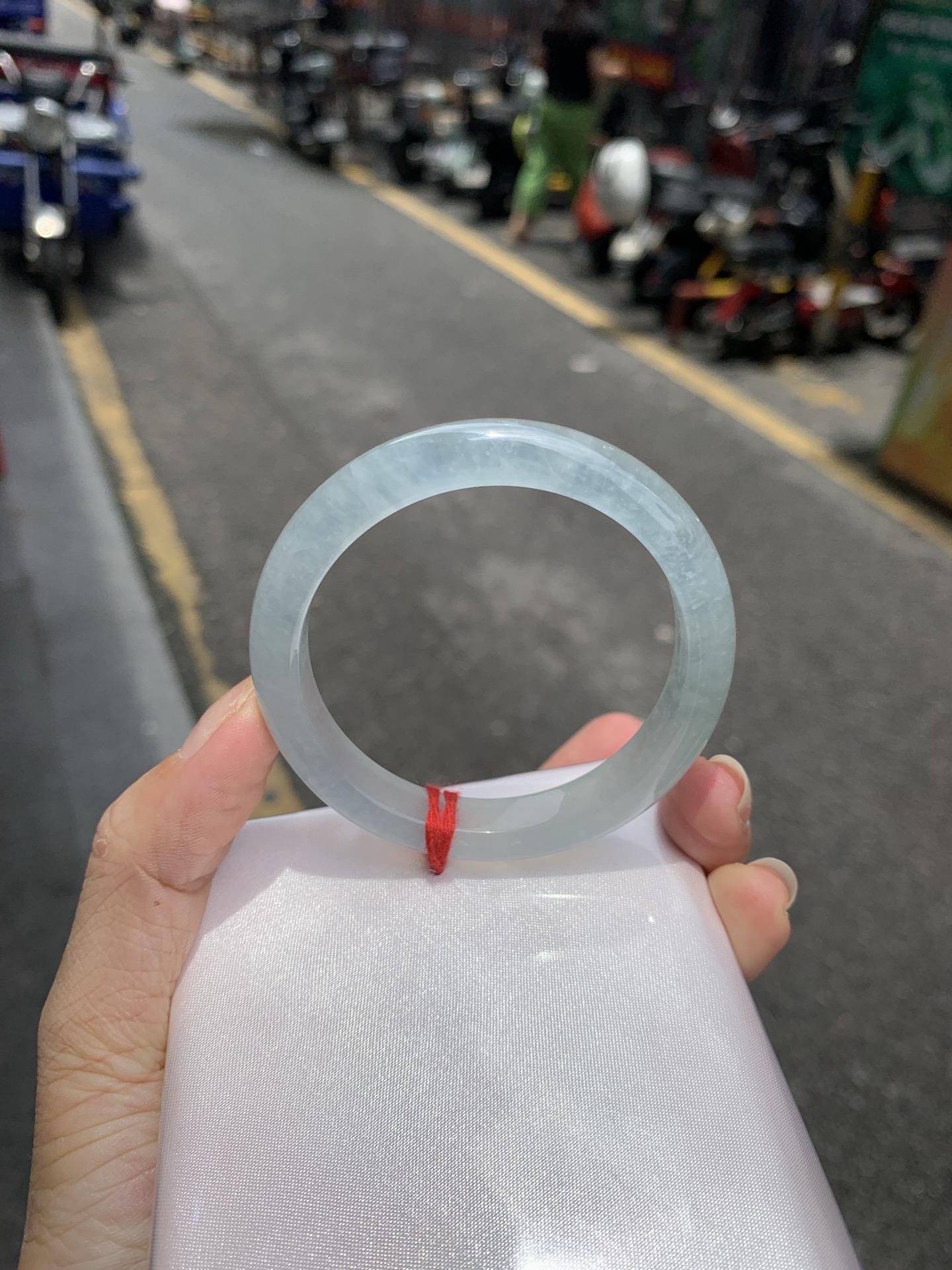 白冰正圈, 打灯几处细纹包容，底妆冰润，一腕清透，不愧是翡翠中的初恋，美得就像一件艺术品