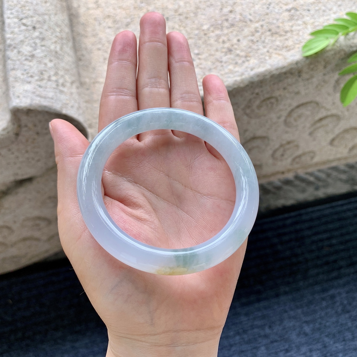 圆条57 58，圈口58/9.6/9.7，编码AD073152，糯冰飘黄翡，水润，种老，细腻，打灯有纹线