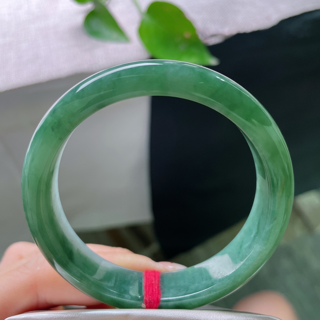 56.7/13.2/8.4，飘花正圈，皮纹，腕间一汪幽青，漫染繁花，沉静温润，尽显古韵风骨。ss54