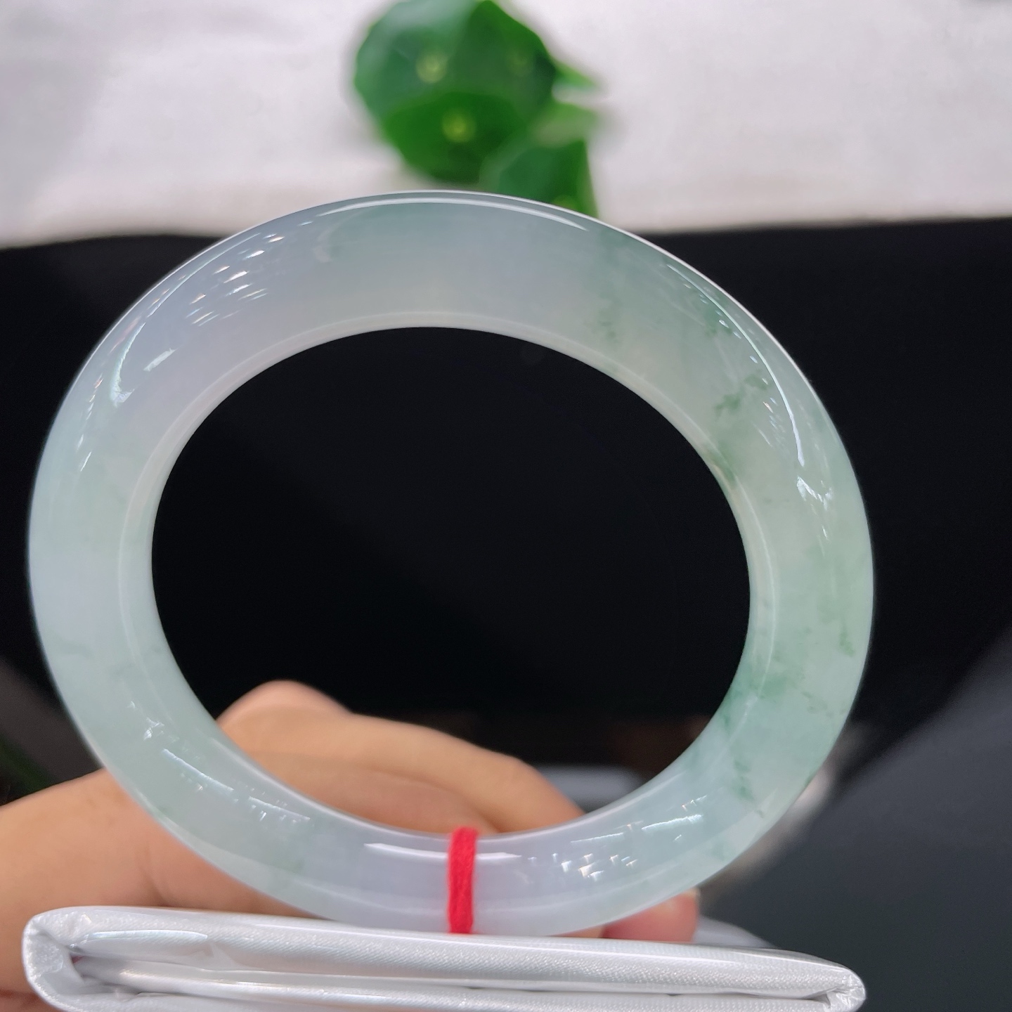 圈口51.8/9.8，冰飘花圆条，正圈53/54可戴，仿若流云渡潭，质地澄澈。冰润玉底飘洒丝丝翠影。