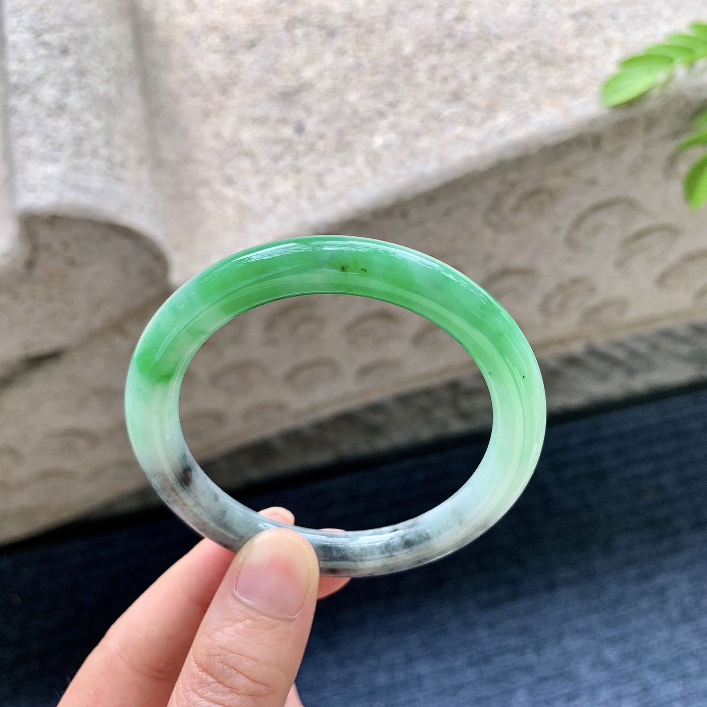 圆条52 53，圈口53.4/7.9/8.2，编码B2073167，描述辣阳绿，乌鸡，水润，种老，细腻，打灯有纹线