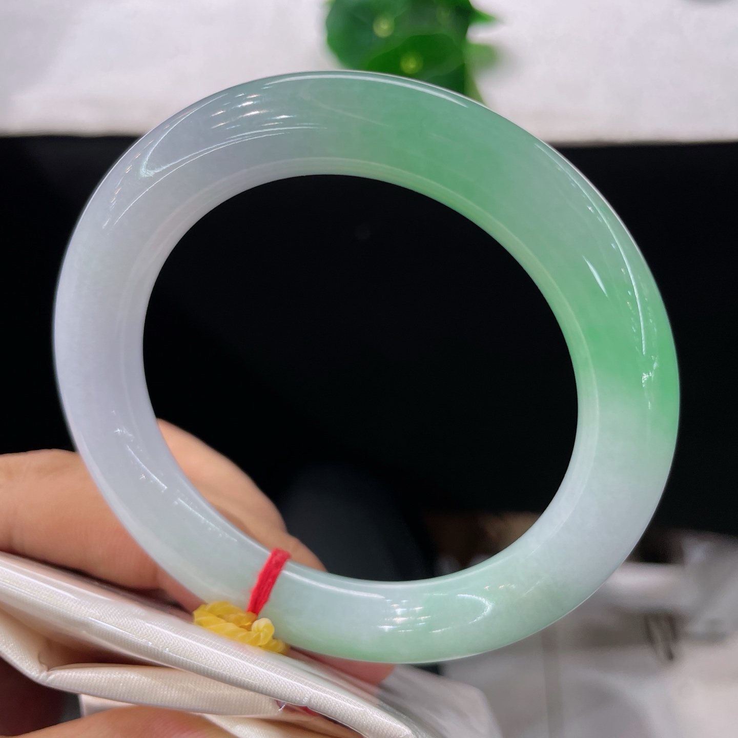 圈口57/11，白底青圆条，正圈58/59可戴，仿若春山含翠，质地澄澈。清新绿韵悠然晕染。无裂。