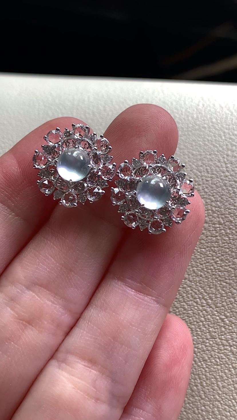18k金镶嵌蛋面耳钉一对，冰润水透，种老细腻起荧，尺寸：取一：成品：13.8*7.1，裸石：5.7*5.4,a58928/730