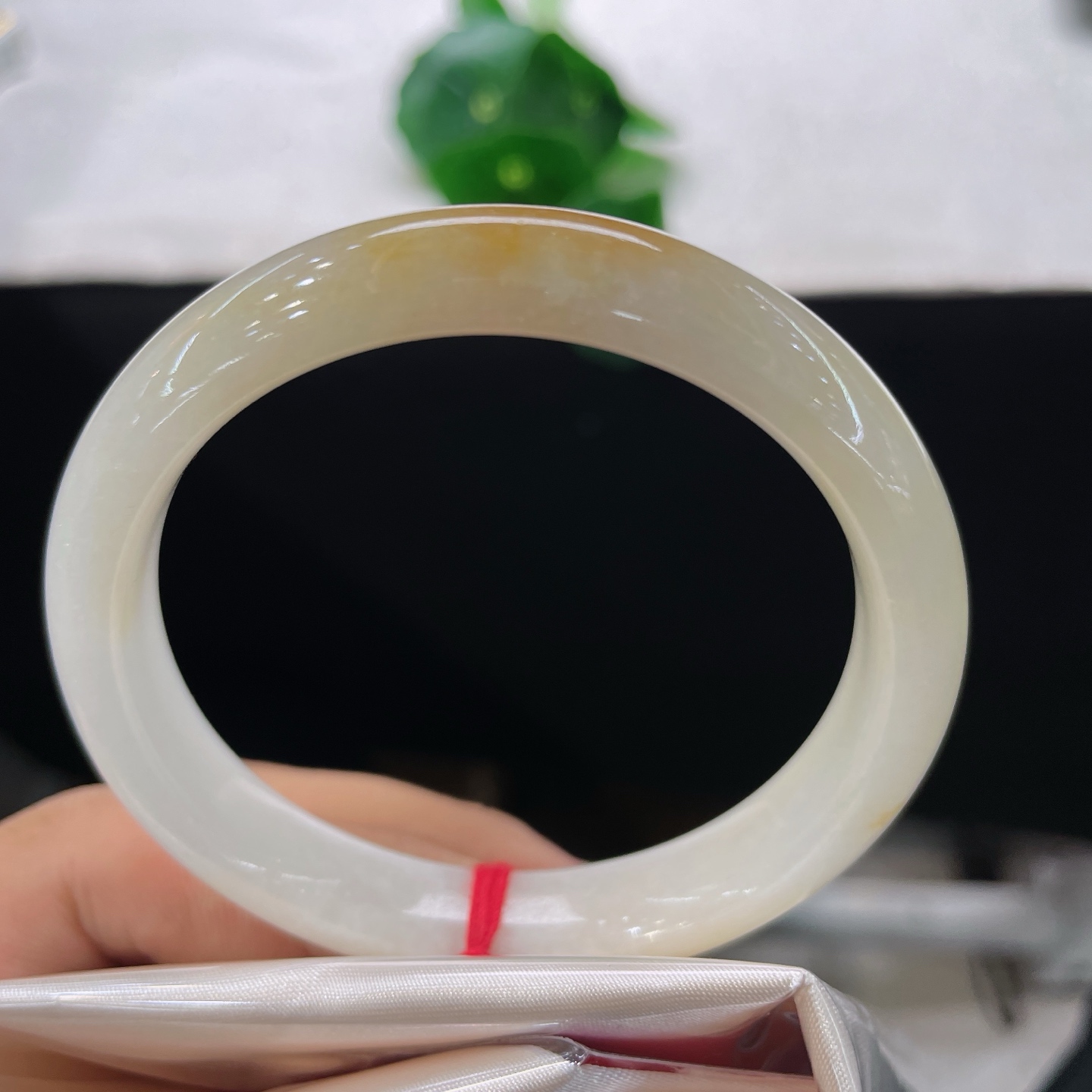 圈口56.8/11.5/7.5，黄翡正圈，56/57可戴，仿若夕霞融玉，莹润白底晕染暖调黄翡。细微纹
