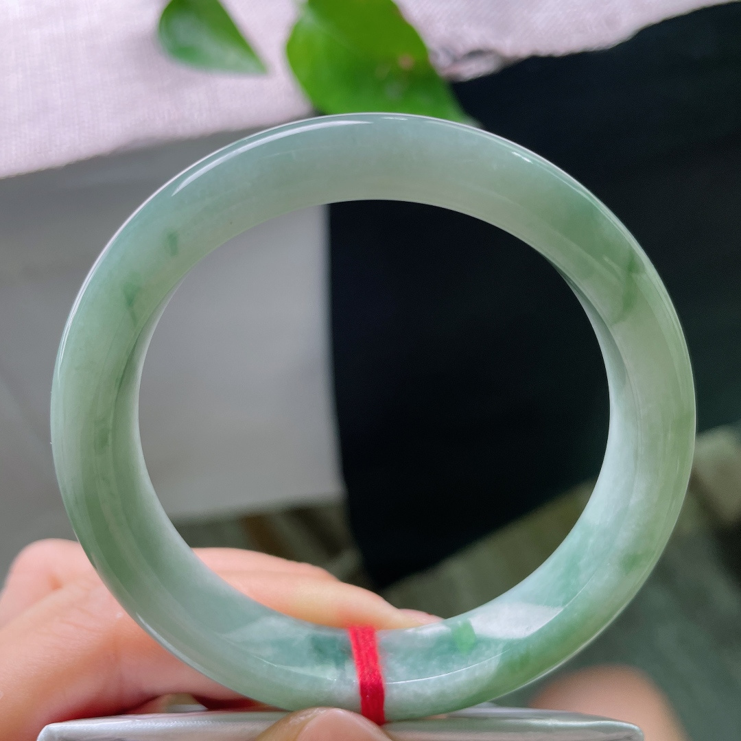 57.8/11.6/8.9，飘花正圈，棉线，清新的浅青底上，灵动绿飘花随性舒展，如同水墨晕染，自带淡雅诗意，ss54197a