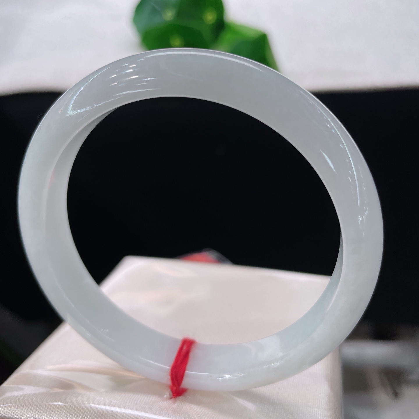 圈口58.1/10.8/7.5，细糯正圈，58/59可戴，仿若素雪凝环，质地澄澈。清润白玉底色素雅。细微纹。