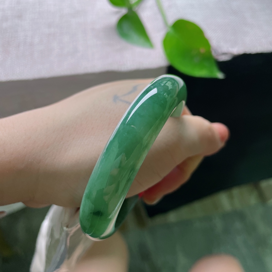 56.7/13.2/8.4，飘花正圈，皮纹，腕间一汪幽青，漫染繁花，沉静温润，尽显古韵风骨。ss54390a