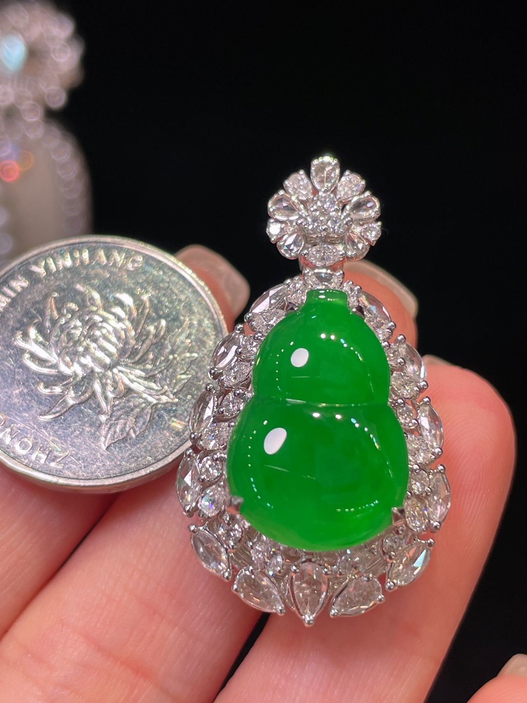 ️翡翠A货 葫芦吊坠，阳绿满色，料子冰润细腻，种老起光，18k金镶真钻，上身佩戴效果很好36.2-20.2-14.5，裸石18.7-13-3.9