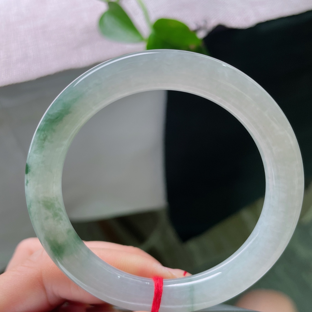 55.2/9.4，飘花圆条，腕间一抹清透。仿佛把江南的烟雨封进了圆润的玉骨里。皮纹，56038a