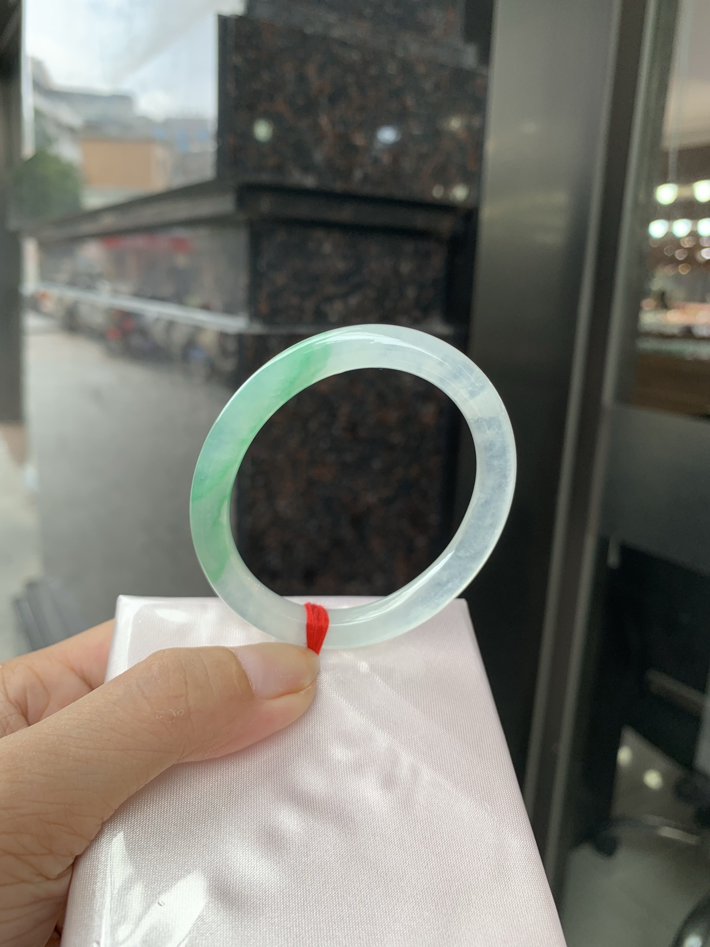 冰飘绿花贵妃，打灯细纹，冰透的底妆上金丝绿花点缀，简约却充满灵气，清新如芽，宛若自然的画卷凝结于腕间，静中带动，韵味悠长