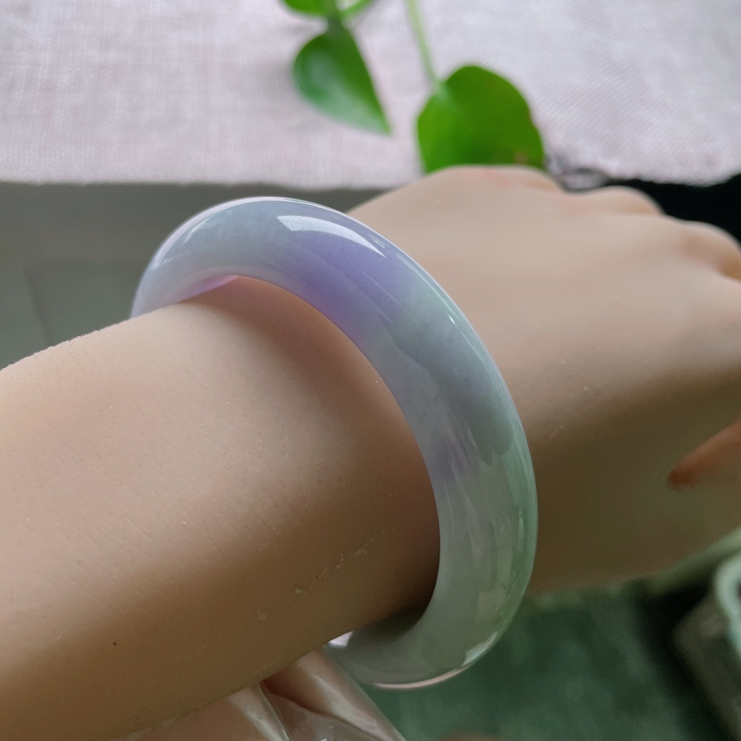 54/13.5/9.5，春彩正圈，皮纹，紫韵悠然，底色温润，腕间一缕春紫，柔韵天成，一镯揽尽春日温柔。ss55247a