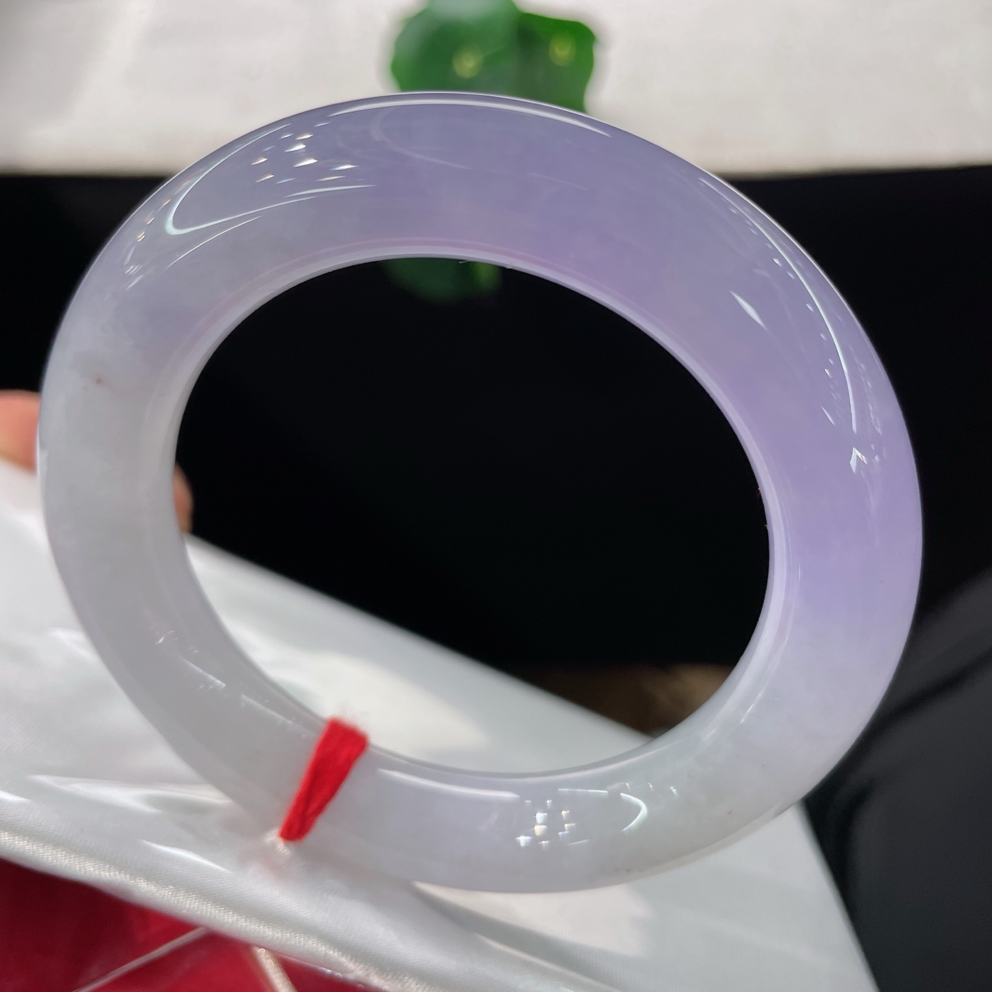 圈口56.8/12.2，胖圆条，正圈58/59可戴，仿若紫烟凝腕，质地澄澈。清雅紫色氤氲。无裂。
