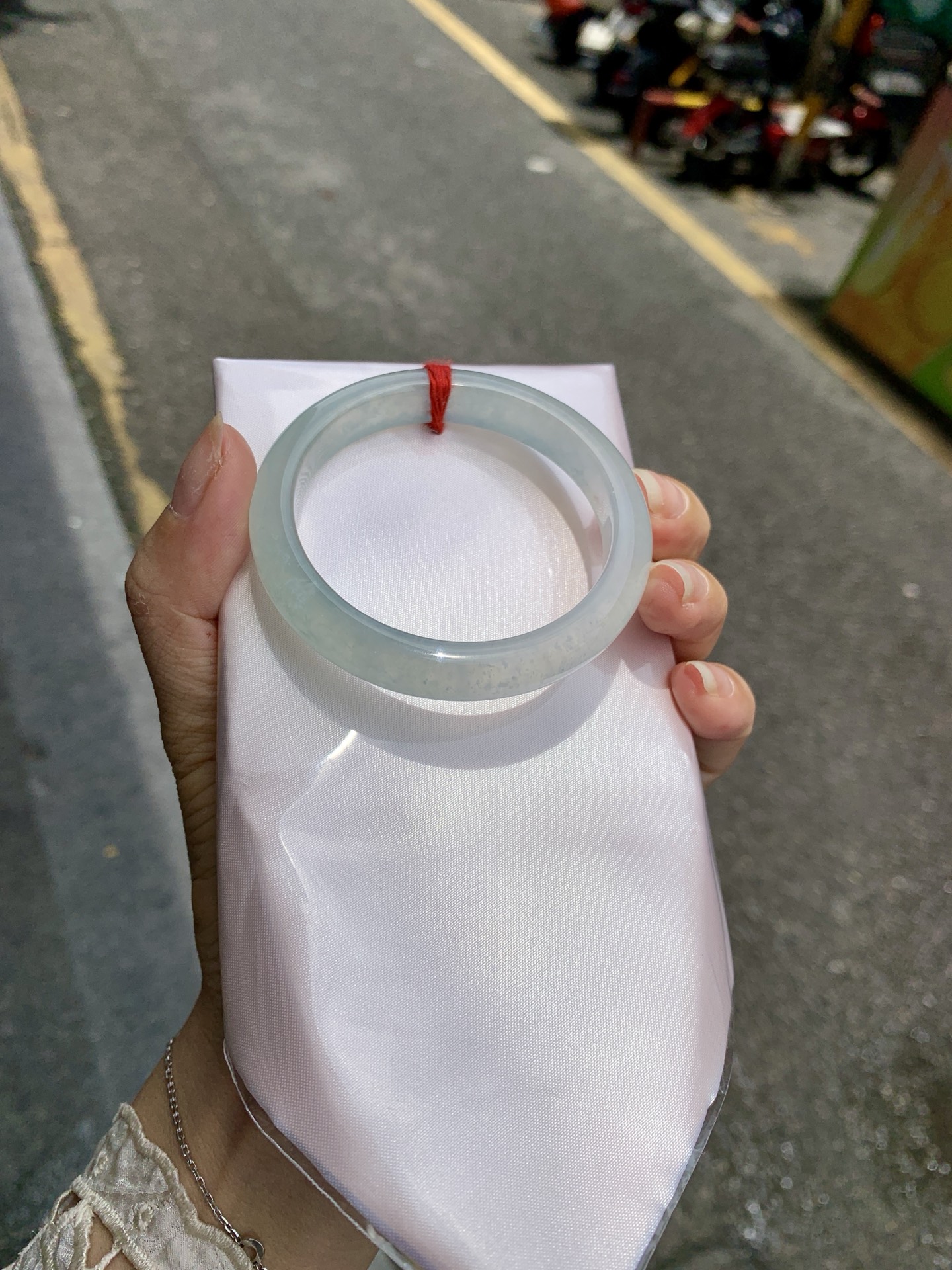 白冰正圈, 打灯几处细纹包容，底妆冰润，一腕清透，不愧是翡翠中的初恋，美得就像一件艺术品
