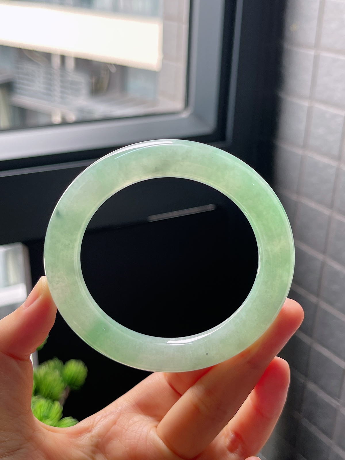 圈口56.3，冰糯种绿色翡翠圆条手镯
