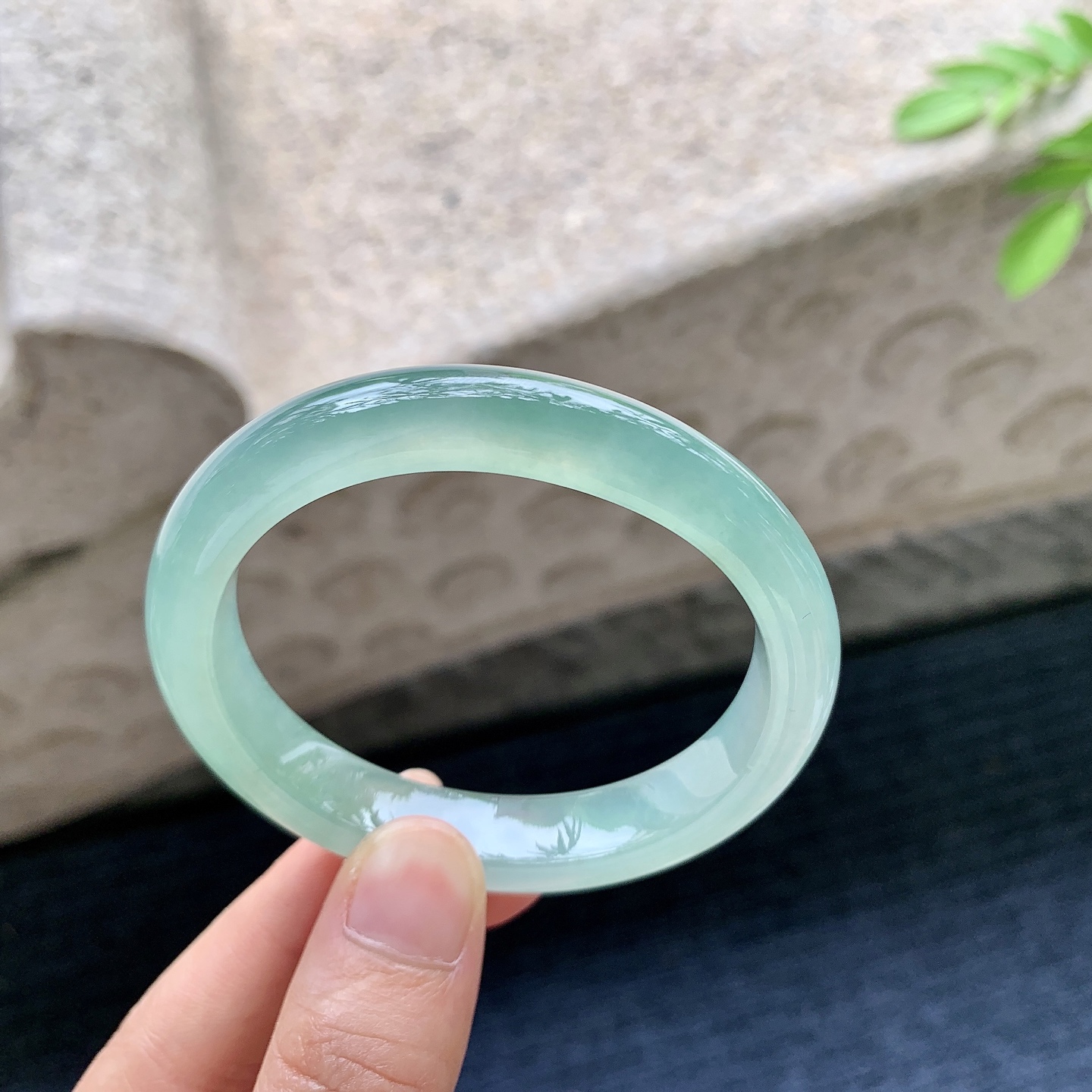 贵妃52 53，圈口53.5/47.4/10.3/7.7，编码HT073154，描述冰糯油绿，水润，种老，细腻，有絮线