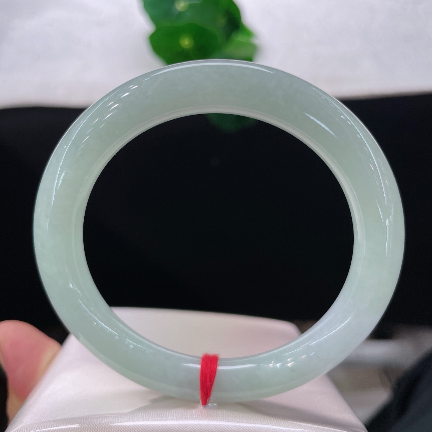 圈口54/9.2，果绿圆条，正圈55/56可戴，仿若溪雾生青，质地澄澈。浅淡湖青色匀布。无裂。