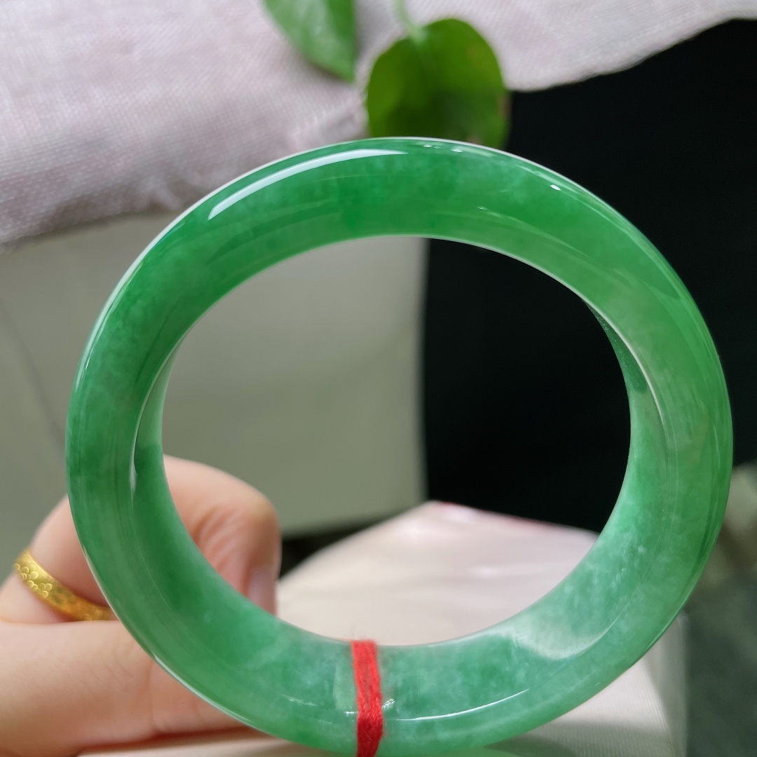 54.6/14.6/8.8，满绿正圈，一点皮纹，小轮胎款，种老，有点棉，色好辣，上手富贵十足。ss5