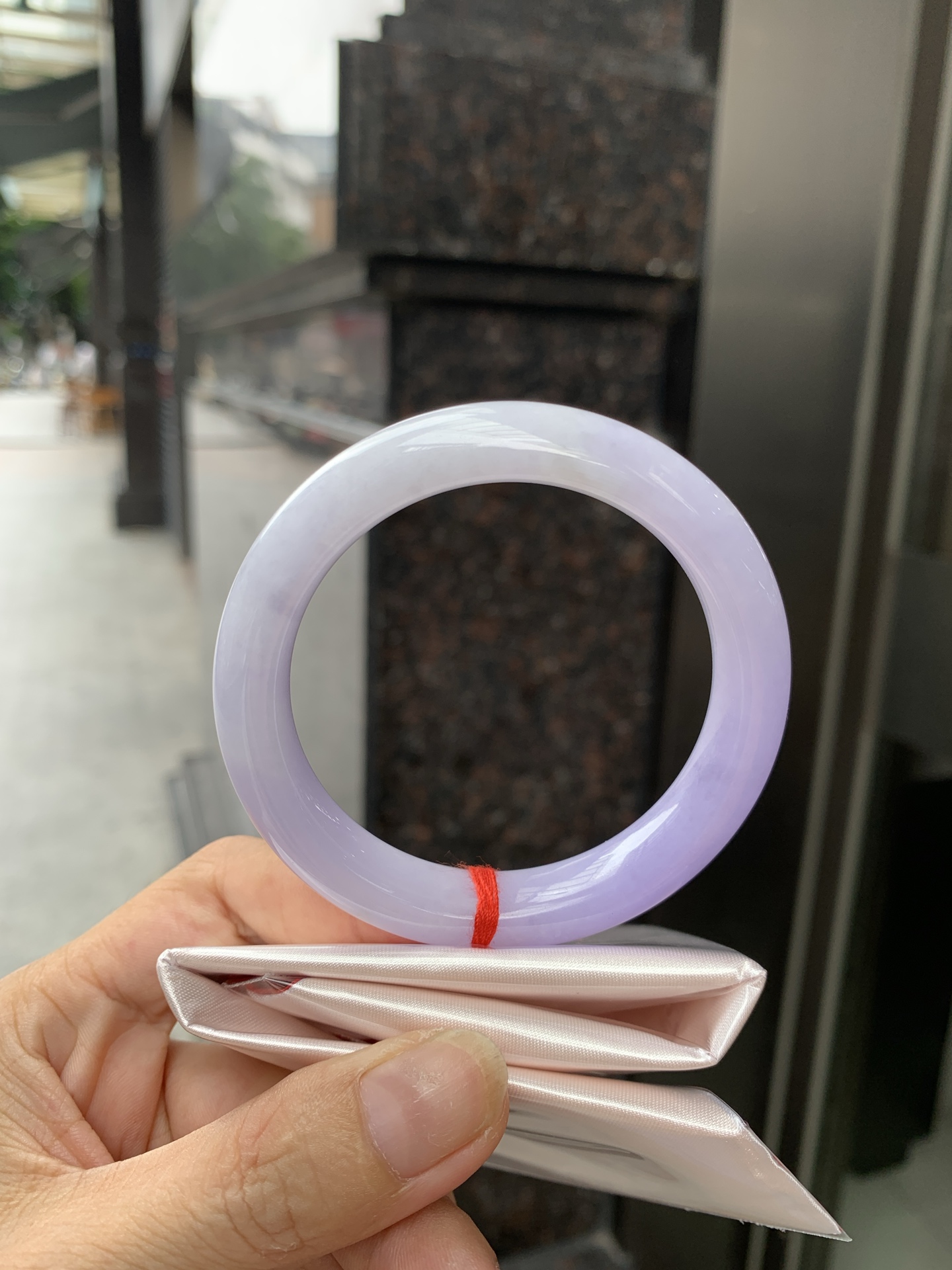 正圈，打灯棉絮，底妆水润，吸睛抢眼，浪漫迷人，仙气飘飘，优雅高贵显气质，感满满，底色均匀不失色，不同光线不一样视觉感受