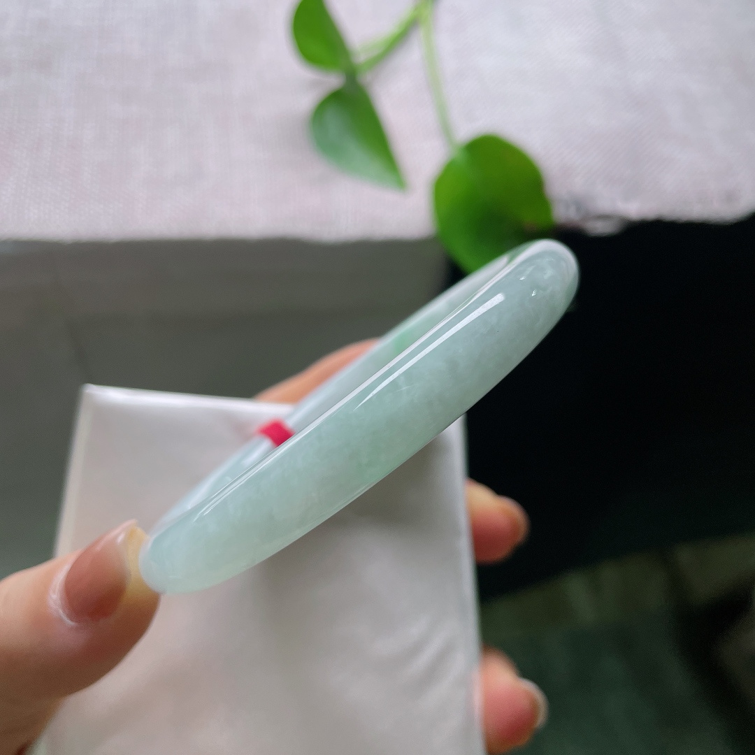 56/9.5，飘绿圆条，料子细腻干净，种老，佩戴优雅端庄，一点皮纹。55231a