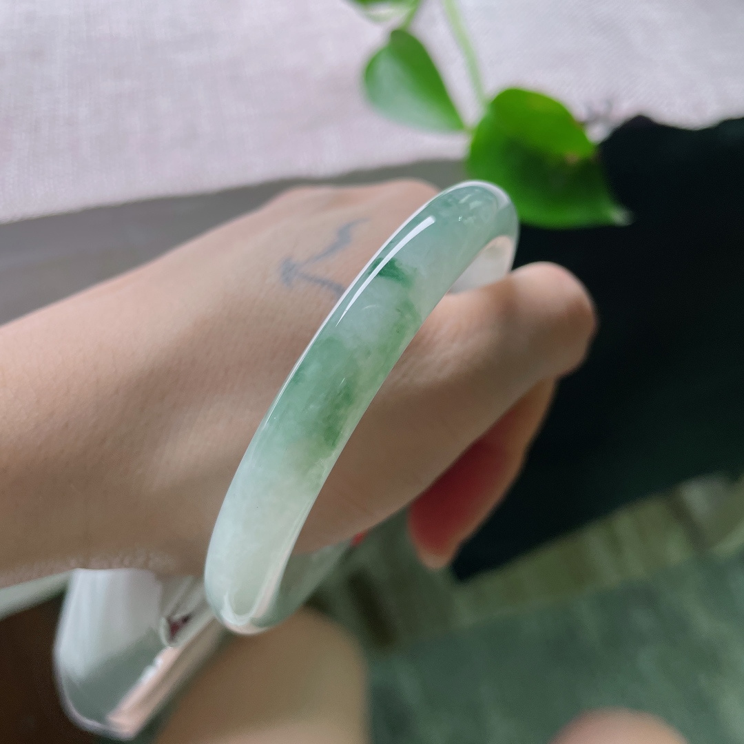 55.2/9.4，飘花圆条，腕间一抹清透。仿佛把江南的烟雨封进了圆润的玉骨里。皮纹，56038a