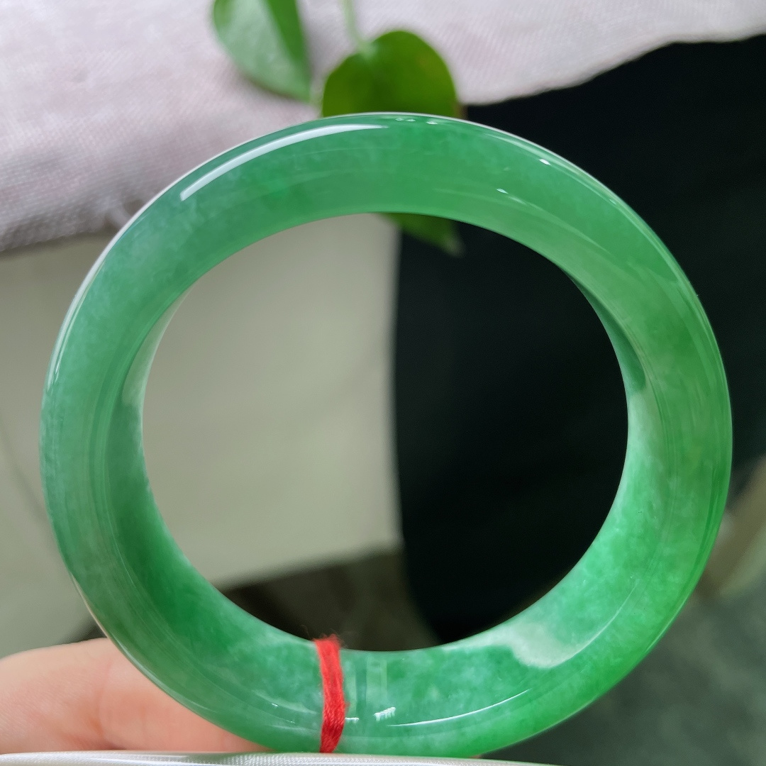 54.6/14.6/8.8，满绿正圈，一点皮纹，小轮胎款，种老，有点棉，色好辣，上手富贵十足。ss56320a