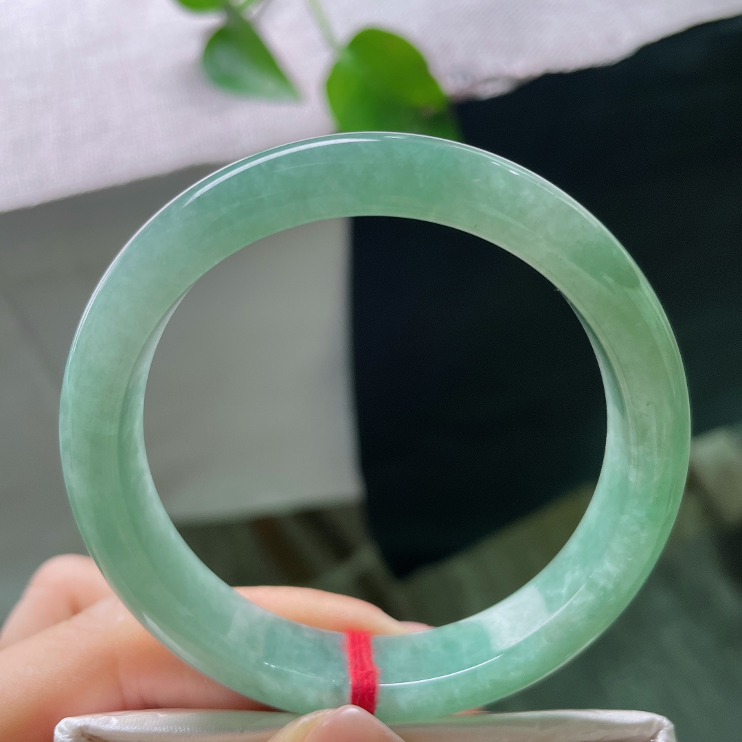 绿底正圈，无裂，一腕晴水碧色，如玉浸春潭，清润柔和，自带悠然静谧的气韵。ss ss48769a