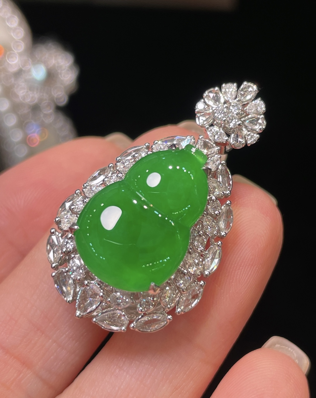 ️翡翠A货 葫芦吊坠，阳绿满色，料子冰润细腻，种老起光，18k金镶真钻，上身佩戴效果很好36.2-20.2-14.5，裸石18.7-13-3.9