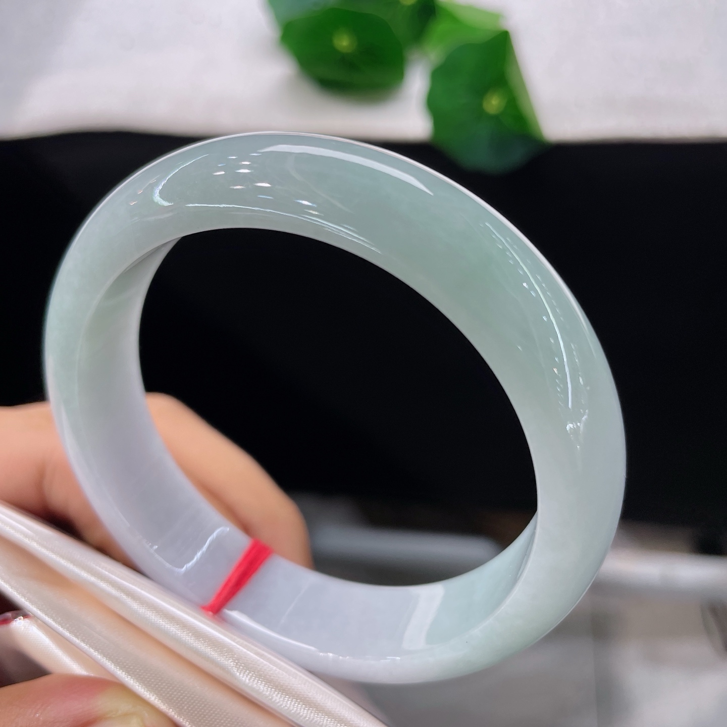 圈口59/14.5/8.1，淡果绿正圈，58/59可戴，仿若涧水含烟，浅青玉底水润莹亮，色泽淡雅。无裂。