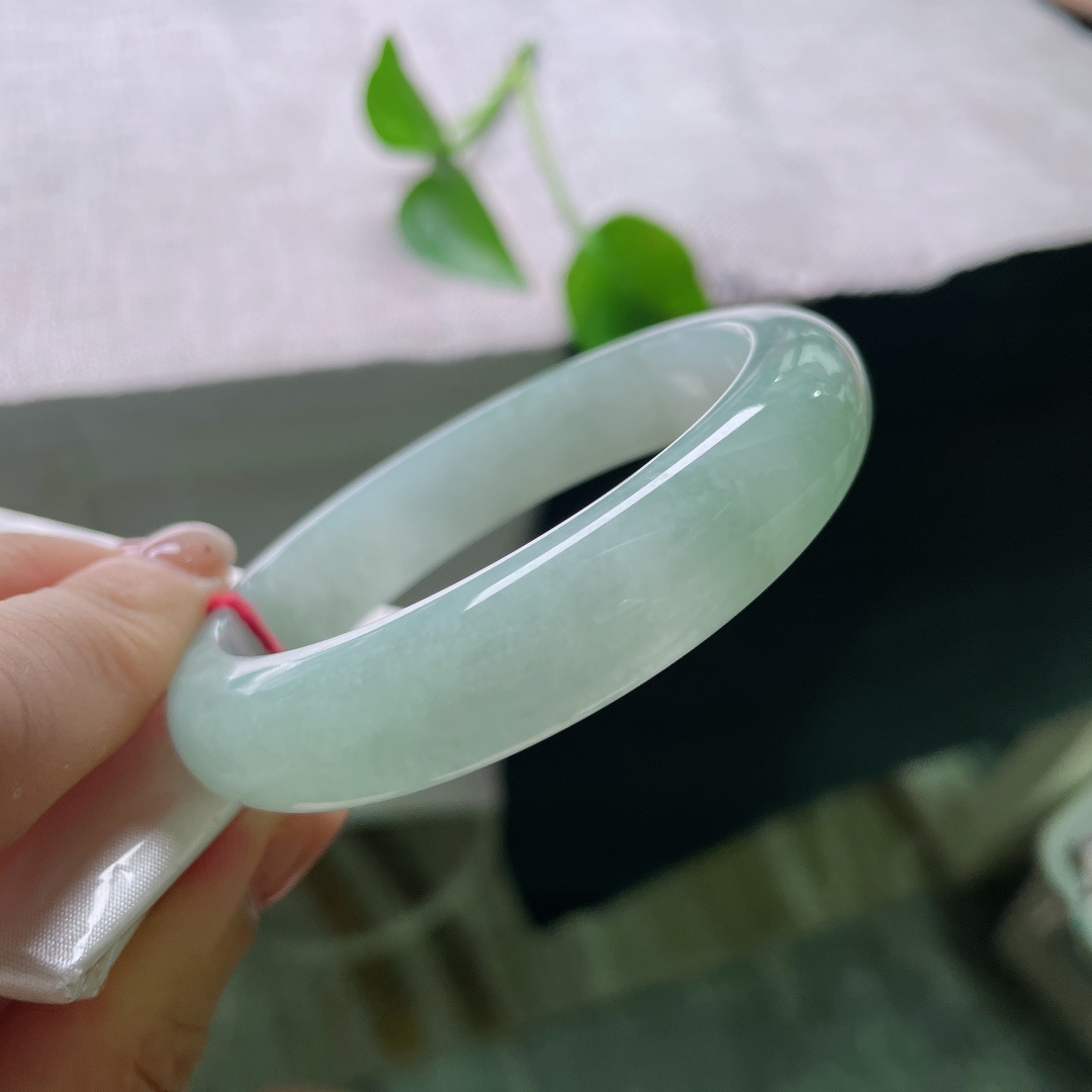56/13.2/8.2，淡绿底正圈，清浅伊人，干净，种老，佩戴优雅永不过时，一点皮纹，55263a
