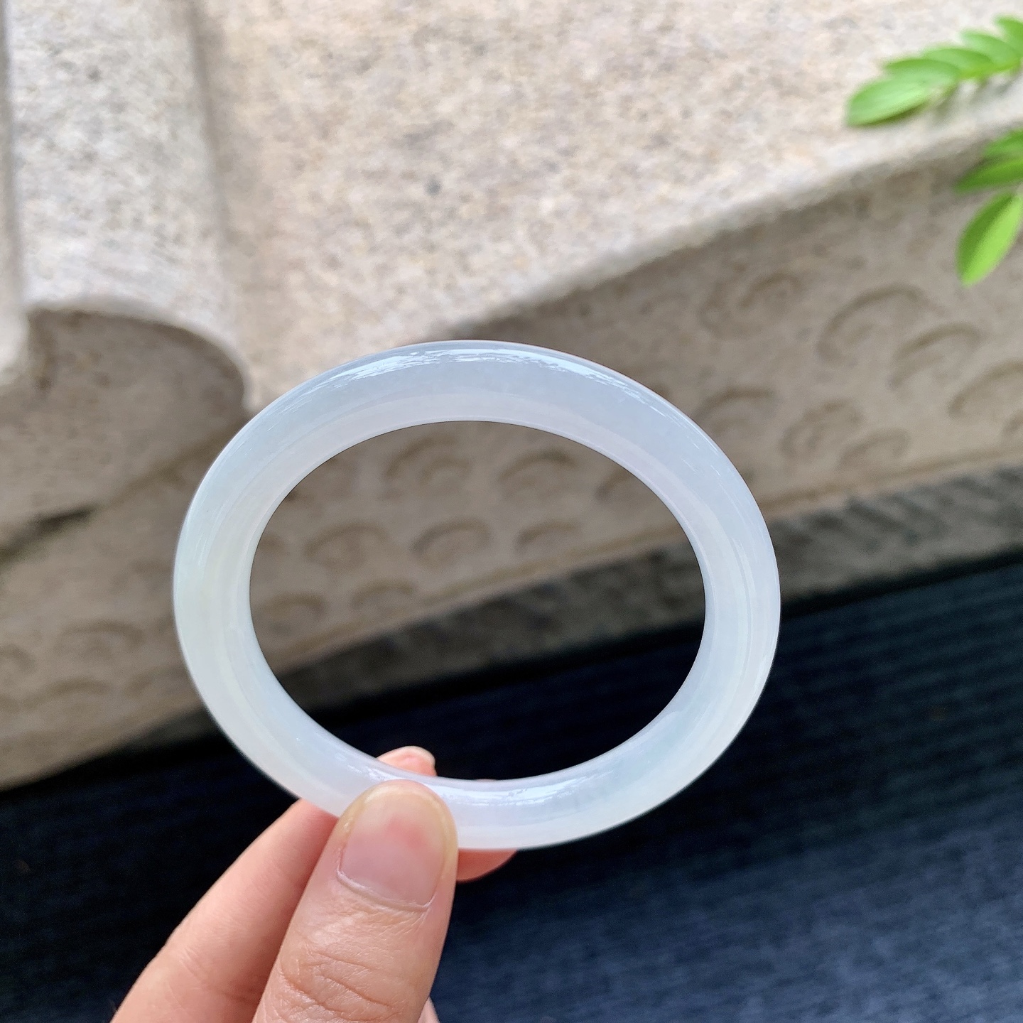 圆条53 54，圈口54.6/8.3/8.3，编码AD073129，细糯底色，水润，种老，细腻，无裂。