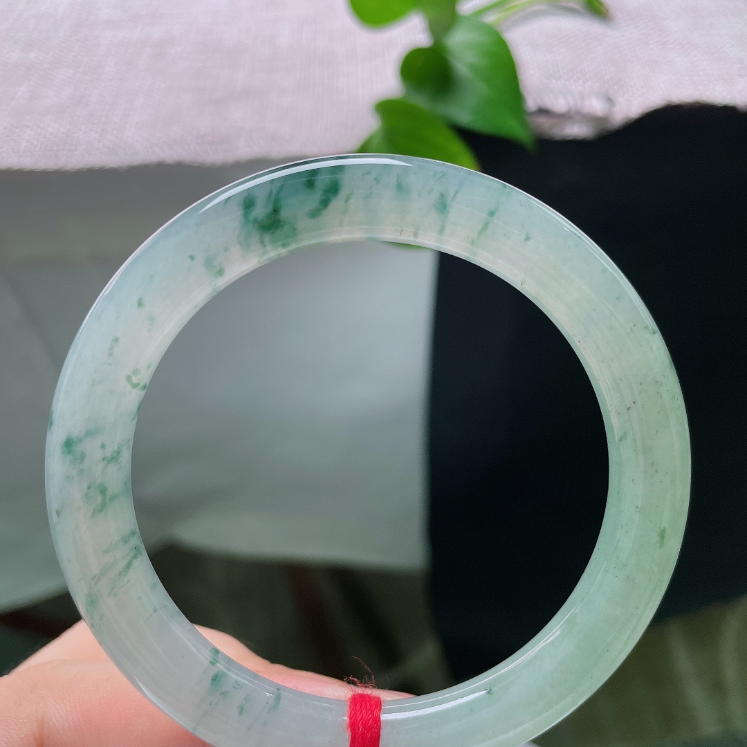 55/9，飘花正圈，无裂，冰底藏水墨，飘花似远山烟柳，清透玉质衬得蓝绿飞花飘逸悠远，一镯揽尽中式山水