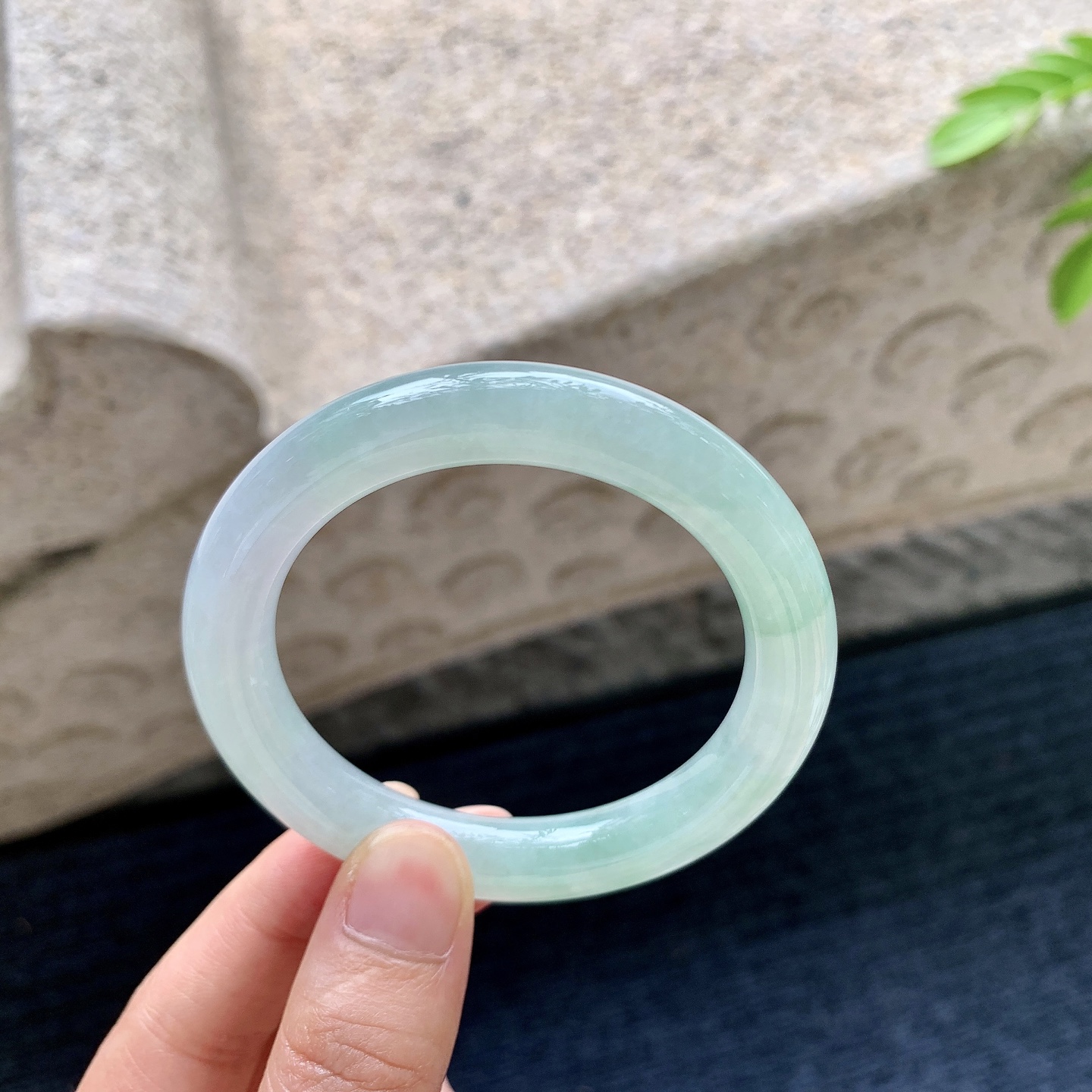 圆条50 51，圈口51/9.8/9.3，编码Q7073169，糯冰飘花，水润，种老，细腻，打灯有纹线
