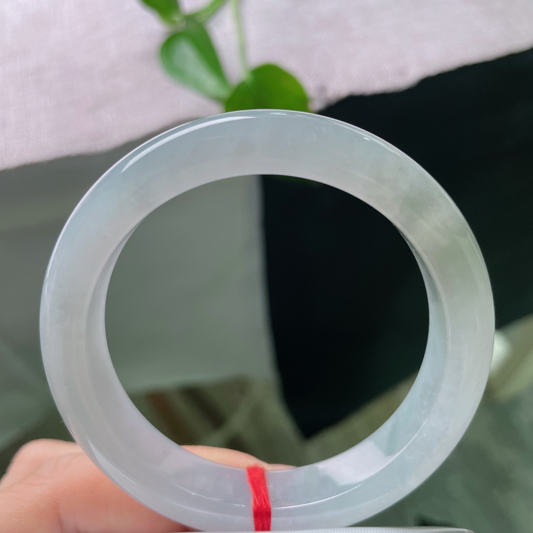 53.2/12.5/8.5，冰底正圈，无裂，有点棉团，种老通透细腻，晶体紧致细密，水头清亮灵动，自带