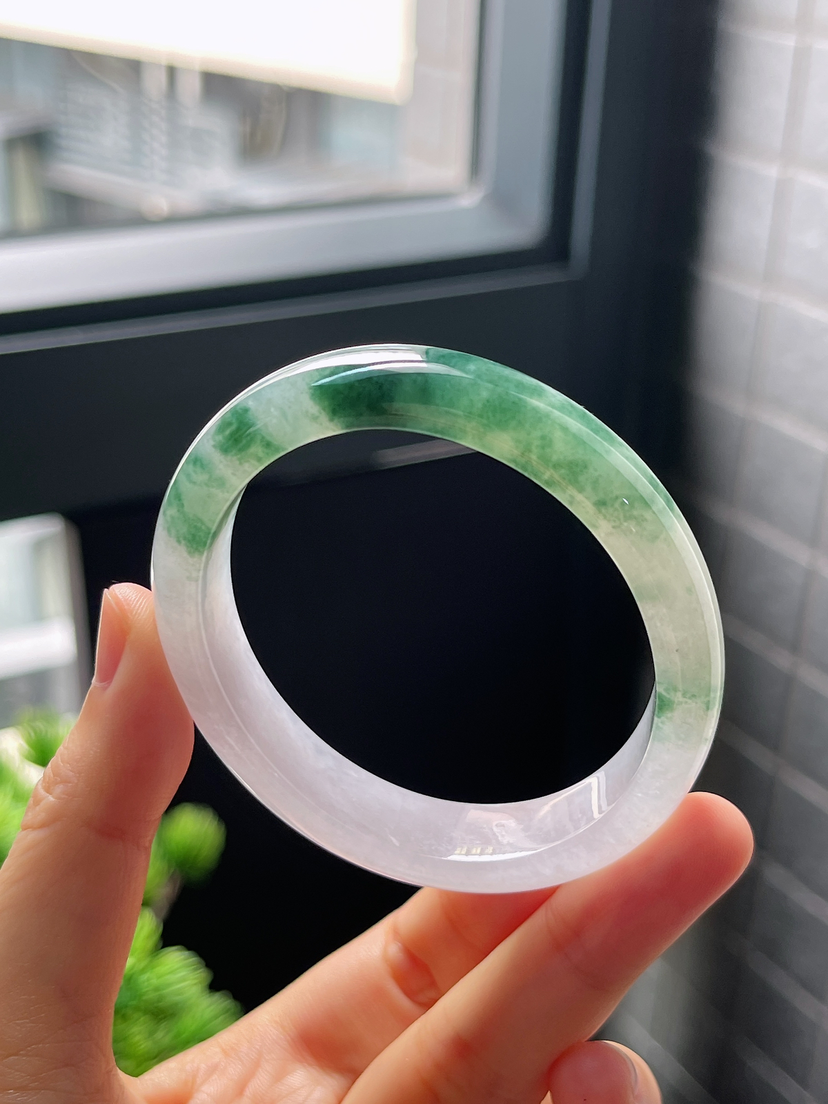 贵妃圈口53.，冰糯种飘花灵动翡翠贵妃手镯