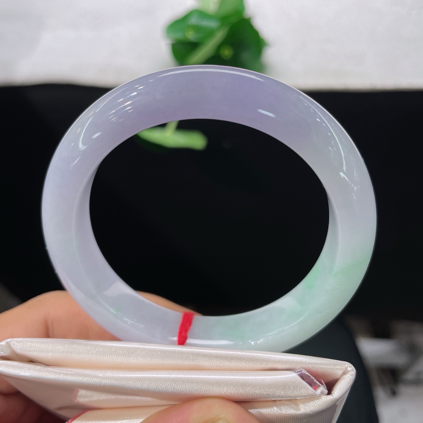 圈口54.5/12/8.8，春彩正圈，54/55可戴，仿若烟霞凝腕，质地澄澈。淡紫基底晕染一抹清新翠