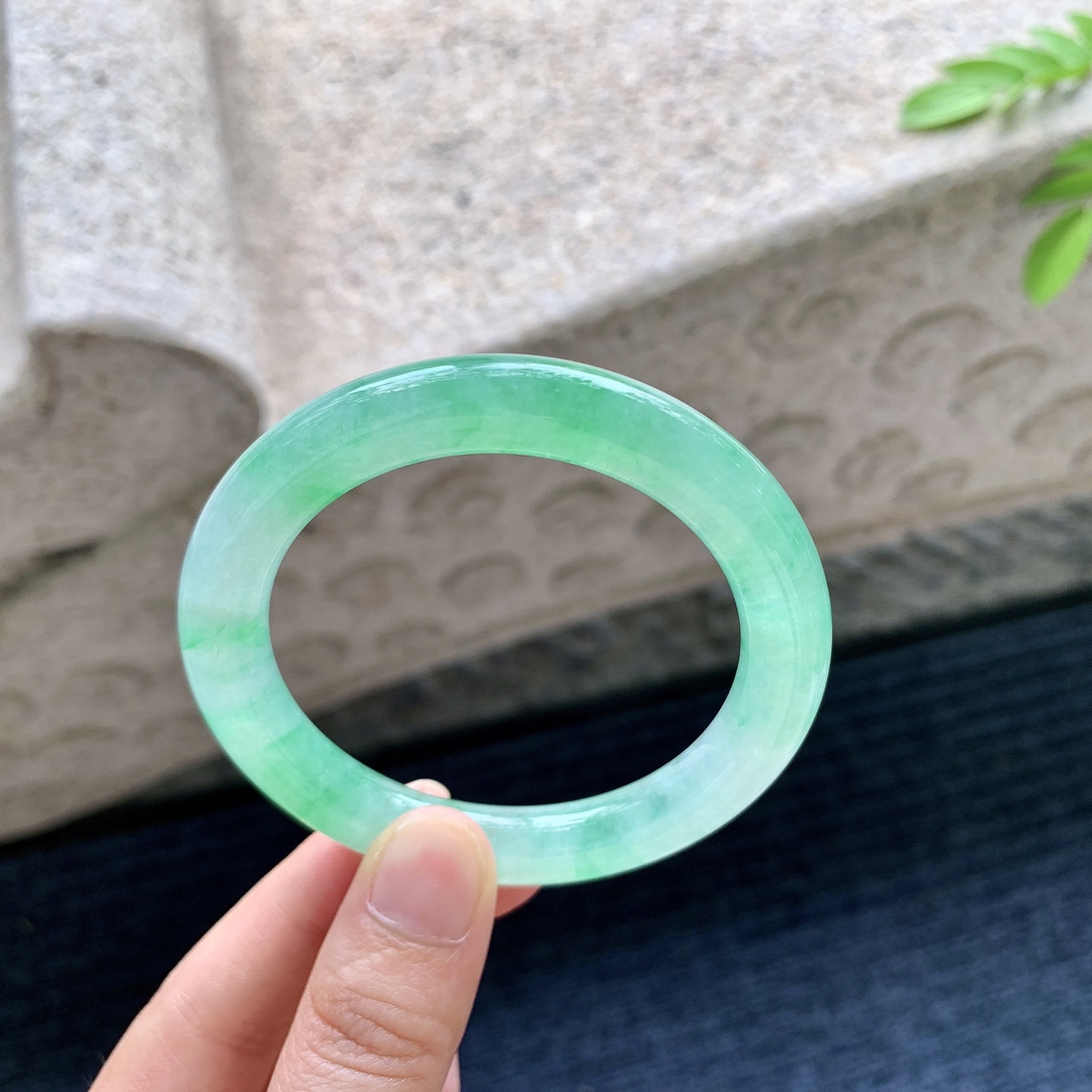 圆条51 52，圈口52.7/9/9.6，编码HT073124，冰糯阳绿，水润，种老，细腻，打灯有棉线