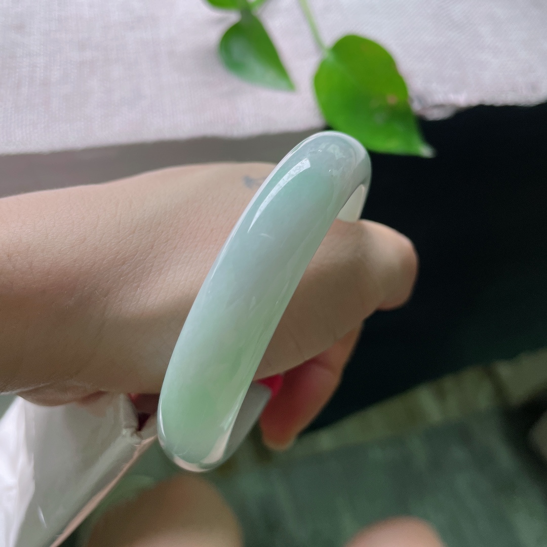 57.7/13.0/7.4，绿底正圈，无裂，薄雾凝玉，淡青浅晕缓缓铺展，清润淡然，藏着一池静水的温柔。ss ss52260a