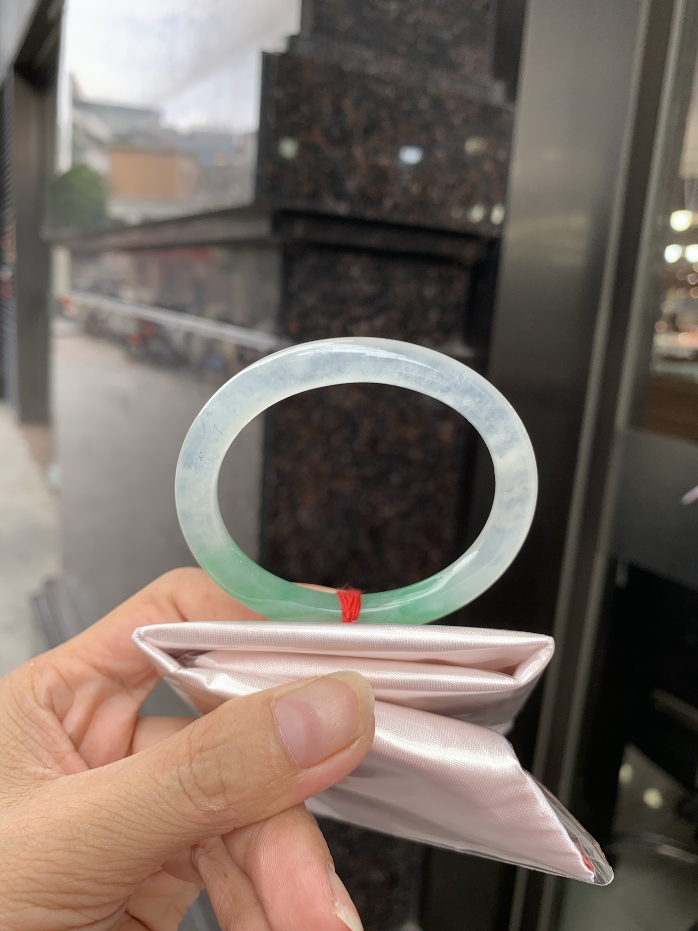 冰飘绿花贵妃，打灯细纹，冰透的底妆上金丝绿花点缀，简约却充满灵气，清新如芽，宛若自然的画卷凝结于腕间，静中带动，韵味悠长