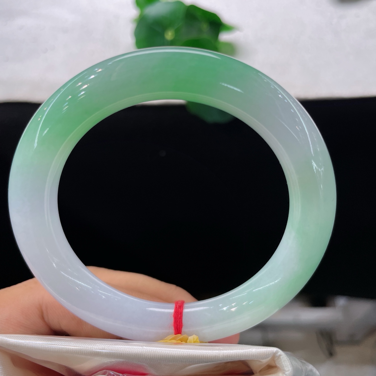 圈口57/11，白底青圆条，正圈58/59可戴，仿若春山含翠，质地澄澈。清新绿韵悠然晕染。无裂。