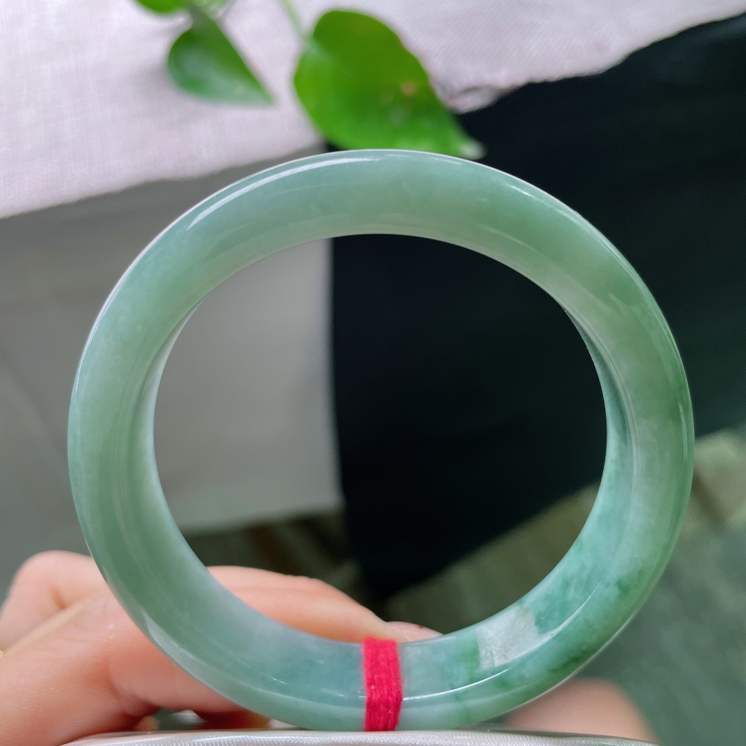56.1/12.6/8.7，飘花正圈，无裂，一汪湖青，漫染飘花，腕间温润，静显东方雅致。ss54367a