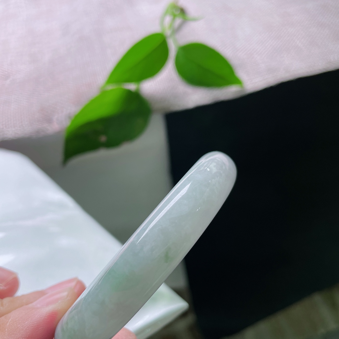 57.5/12.1/8.5，飘花正圈，有纹，白玉为底，翠墨成诗，随性飘花晕染镯间，天然水墨意境凝于腕上，清润温婉，独藏一份中式诗意。ss56097a